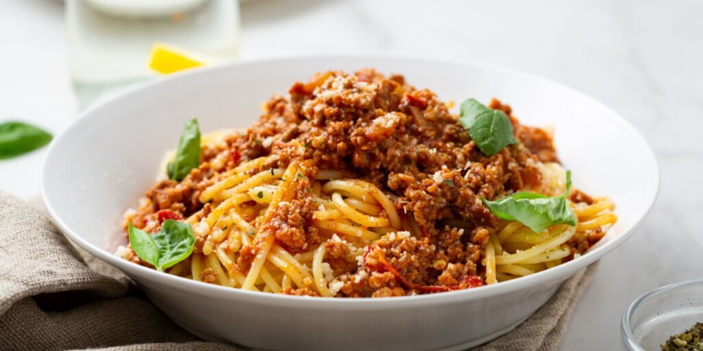 Découvrez comment cuisiner le véritable spaghettone au ragù bolognese, un plat iconique italien Découvrez comment cuisiner le véritable spaghettone au ragù bolognese, un plat iconique italien