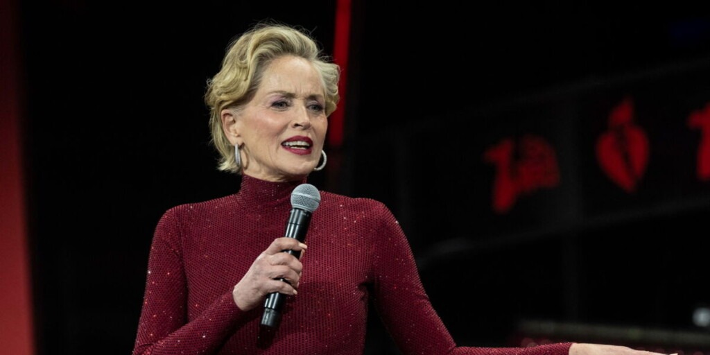 Sharon Stone émue par le cadeau de Julien Doré, qui publie une vidéo touchante sur les réseaux sociaux Sharon Stone émue par le cadeau de Julien Doré, qui publie une vidéo touchante sur les réseaux sociaux