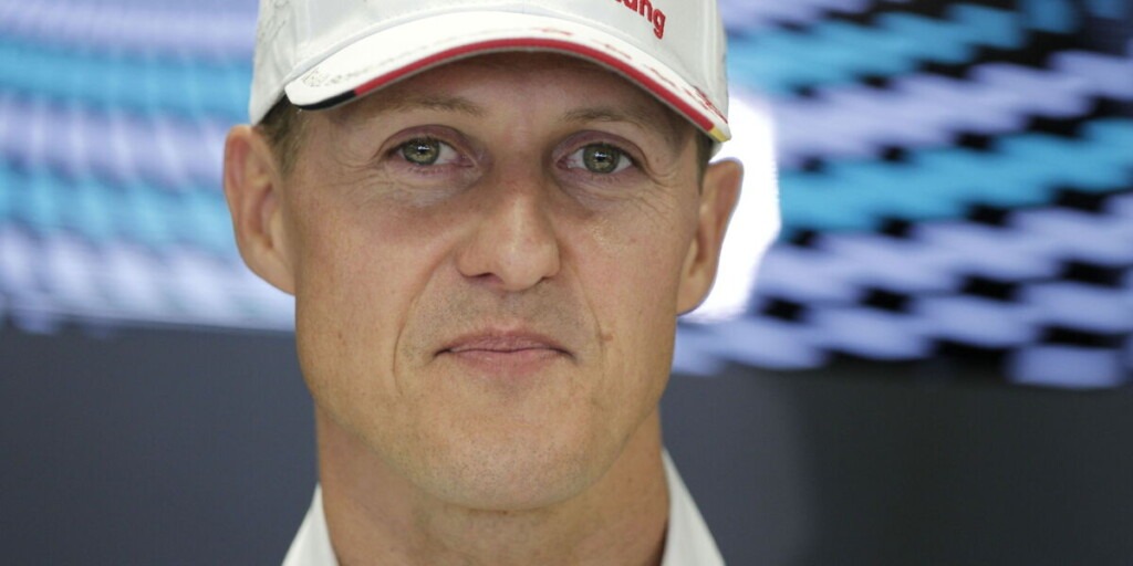 Michael Schumacher, dont la santé reste incertaine, a offert un casque signé pour une œuvre caritative Michael Schumacher, dont la santé reste incertaine, a offert un casque signé pour une œuvre caritative