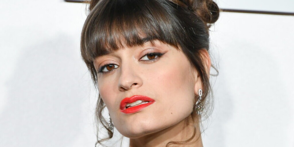 Clara Luciani exprime ses pensées sur la maternité, se sentant plus forte et courageuse Clara Luciani exprime ses pensées sur la maternité, se sentant plus forte et courageuse