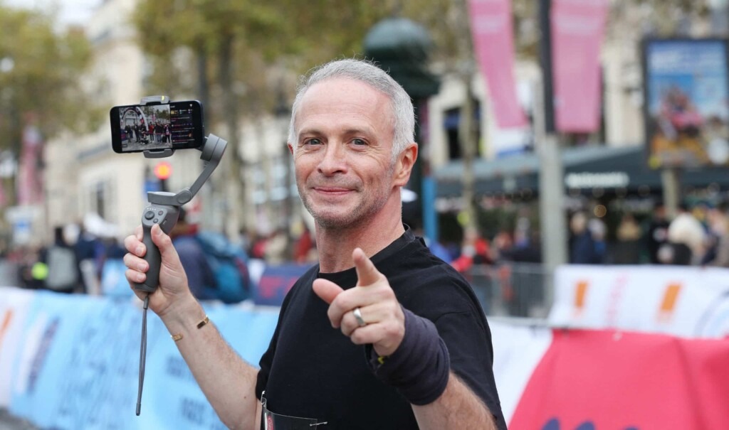 Samuel Étienne fait son coming-out en dévoilant un scoop marquant lors d’un direct sur Twitch Samuel Étienne fait son coming-out en dévoilant un scoop marquant lors d’un direct sur Twitch