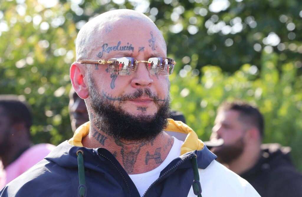 Seth Gueko, candidat de Danse avec les stars, est également célèbre pour son rôle dans Les Traîtres Seth Gueko, candidat de Danse avec les stars, est également célèbre pour son rôle dans Les Traîtres