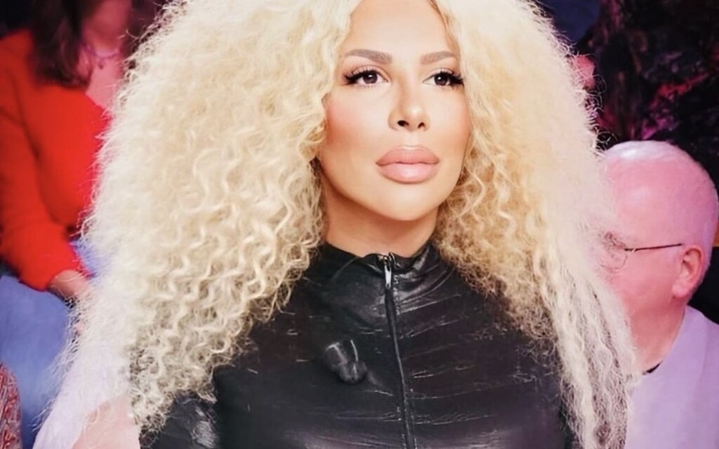 Afida Turner publiera bientôt son livre « Suicide, vol, haute trahison » Afida Turner publiera bientôt son livre « Suicide, vol, haute trahison »