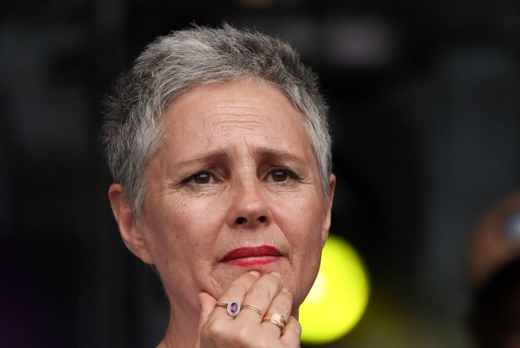 Anouk Grinberg, marquée par sa relation avec Bertrand Blier, parle d’une femme léchant des barreaux Anouk Grinberg, marquée par sa relation avec Bertrand Blier, parle d’une femme léchant des barreaux