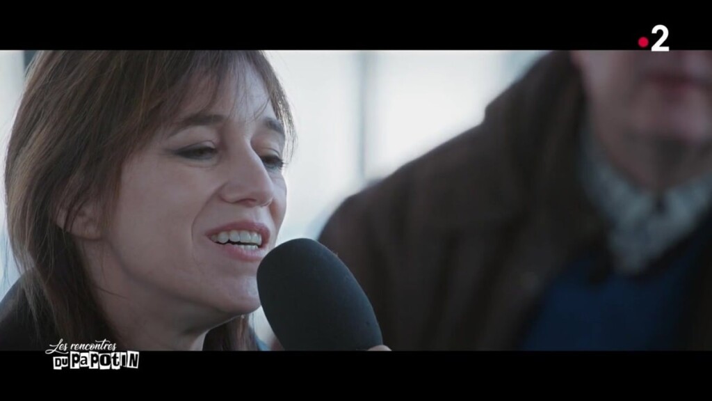 Charlotte Gainsbourg parle de sa relation complexe avec Jane Birkin et livre des confidences inédites sur sa mère Charlotte Gainsbourg parle de sa relation complexe avec Jane Birkin et livre des confidences inédites sur sa mère
