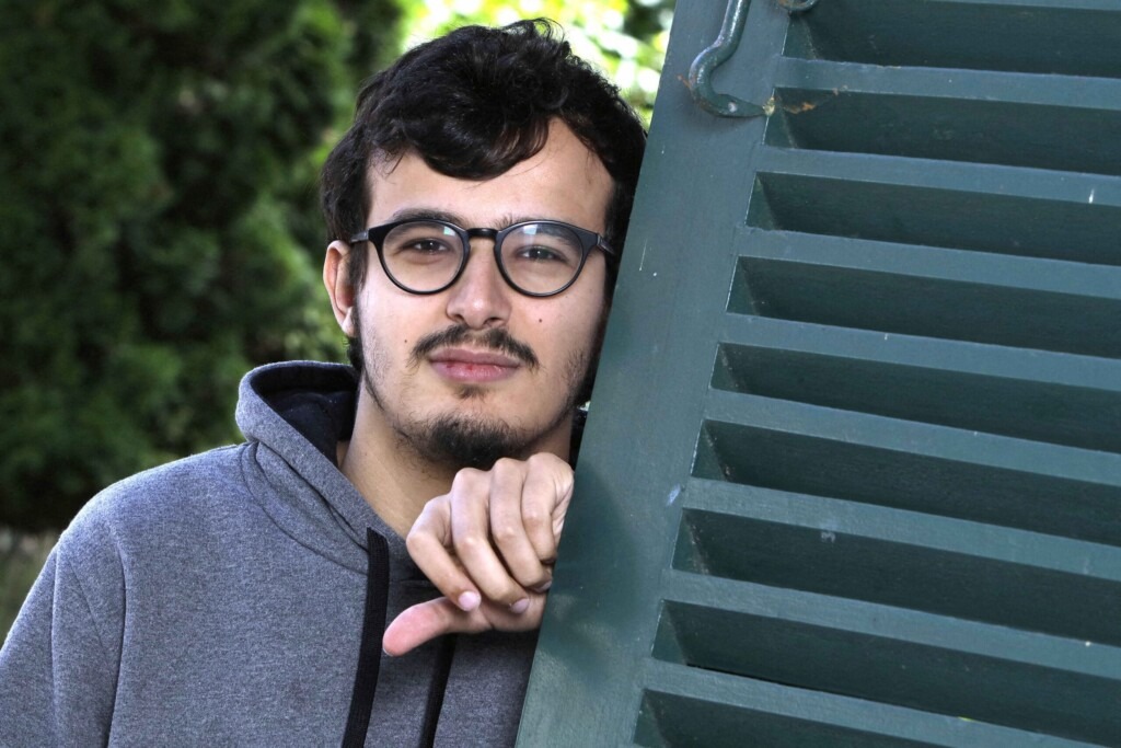 Paul El Kharrat a choqué en plaçant un oreiller sur le visage de son frère Samih Paul El Kharrat a choqué en plaçant un oreiller sur le visage de son frère Samih