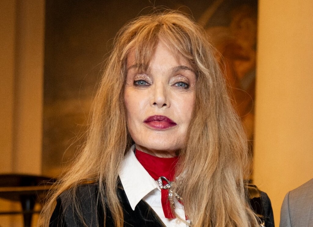 Arielle Dombasle révèle la raison de son choix de ne pas avoir d’enfant Arielle Dombasle révèle la raison de son choix de ne pas avoir d’enfant