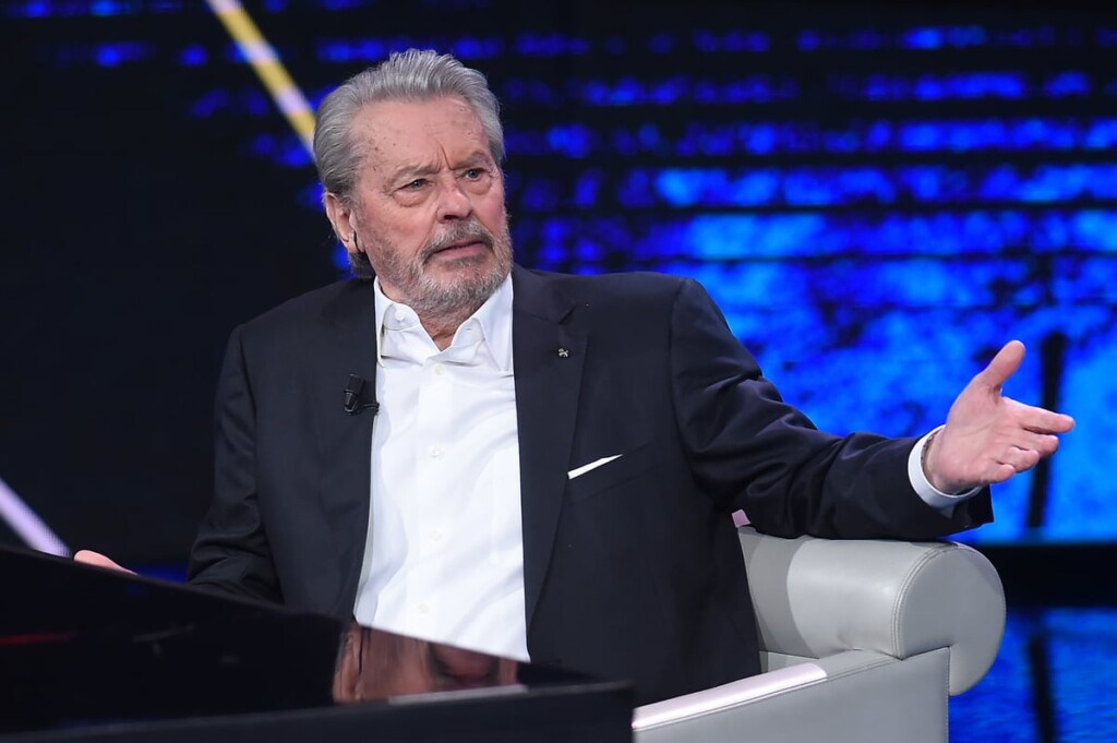 Alain Delon : son employé tué, il aurait frappé Johnny Hallyday sur scène lors d’un incident Alain Delon : son employé tué, il aurait frappé Johnny Hallyday sur scène lors d’un incident