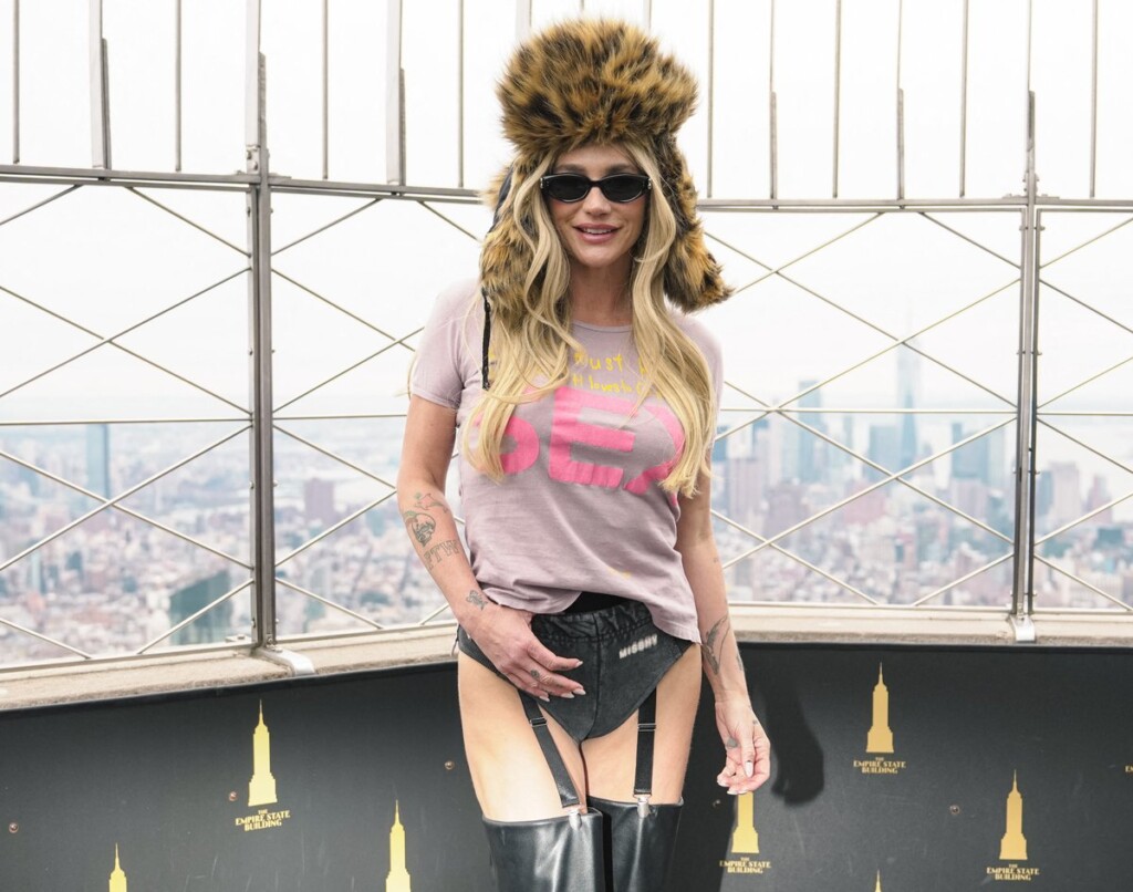 Cuissardes, porte-jarretelles et culotte sobre : Kesha révèle presque tout de son style audacieux Cuissardes, porte-jarretelles et culotte sobre : Kesha révèle presque tout de son style audacieux