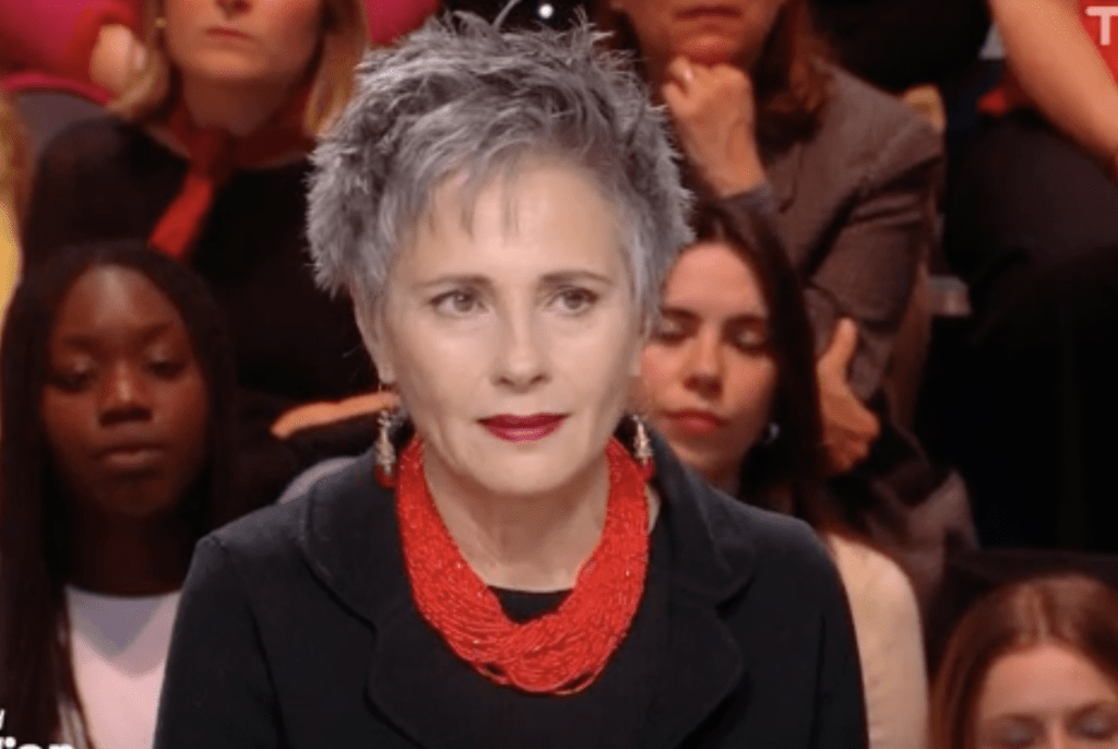 Anouk Grinberg, choquée par d’anciennes photos, se dit dégoûtée de l’humiliation malgré les acclamations Anouk Grinberg, choquée par d’anciennes photos, se dit dégoûtée de l’humiliation malgré les acclamations