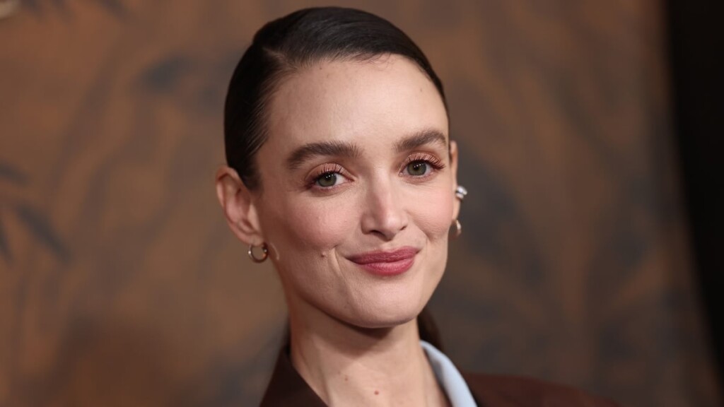 À 38 ans, Charlotte Le Bon parle sans tabou de sa vie intime avec un homme nu, à quatre pattes À 38 ans, Charlotte Le Bon parle sans tabou de sa vie intime avec un homme nu, à quatre pattes