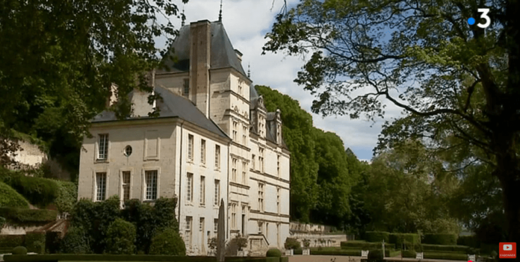 Découvrez le château familial d’Apolline de Malherbe en Sarthe Découvrez le château familial d’Apolline de Malherbe en Sarthe