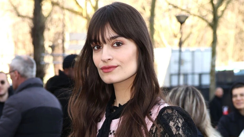 Clara Luciani, 32 ans, vit sans chauffage dans son petit appartement de 9 m² et doit dormir en manteau Clara Luciani, 32 ans, vit sans chauffage dans son petit appartement de 9 m² et doit dormir en manteau