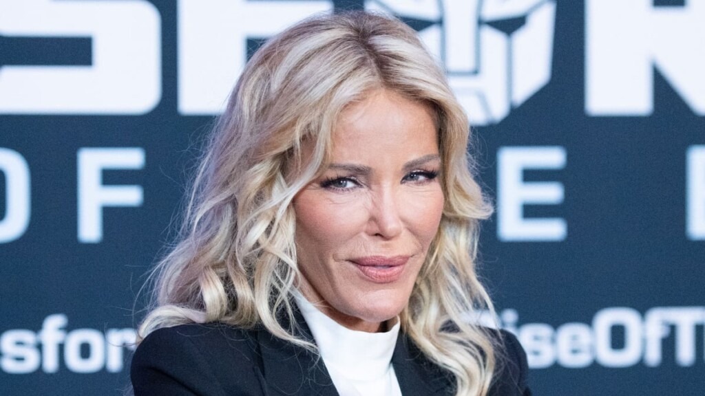Ophélie Winter a commencé par un geste étonnant avec sa langue Ophélie Winter a commencé par un geste étonnant avec sa langue