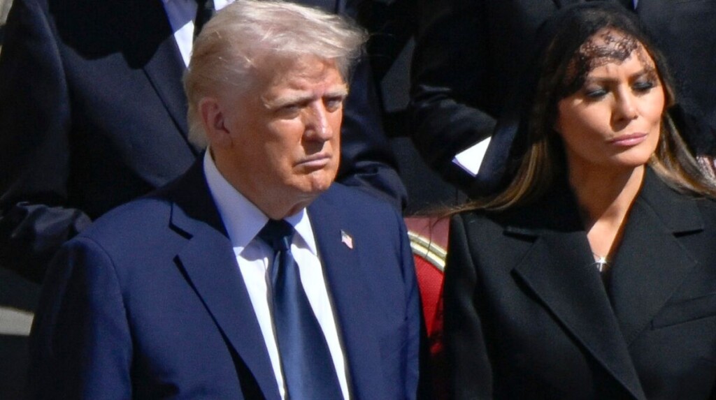 Donald Trump est critiqué pour sa tenue aux funérailles du pape Donald Trump est critiqué pour sa tenue aux funérailles du pape