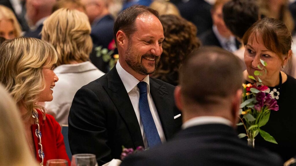 Le prince Haakon de Norvège partage un dîner avec les maires du pays Le prince Haakon de Norvège partage un dîner avec les maires du pays