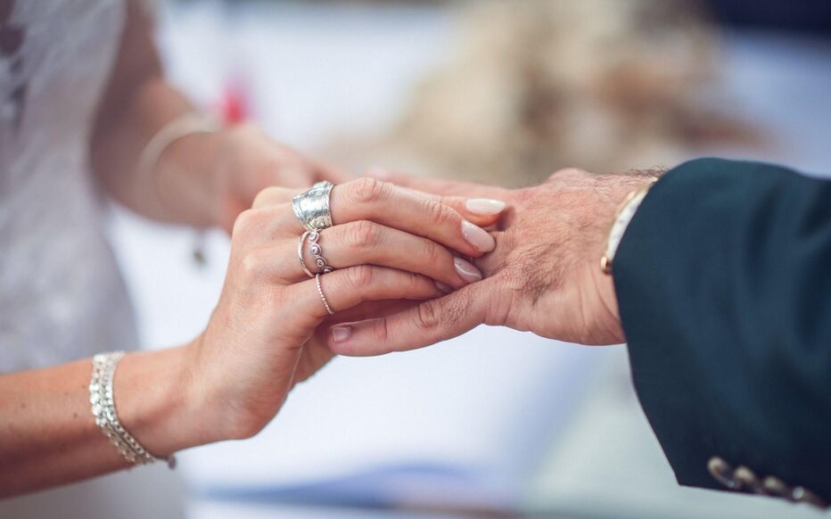 Mariés au premier regard : découvrez les bagues de mariage des candidats, souvent très onéreuses Mariés au premier regard : découvrez les bagues de mariage des candidats, souvent très onéreuses