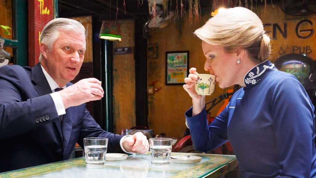 La reine Mathilde et le roi Philippe découvrent la culture vietnamienne en dégustant un café aux œufs et en arborant un áo dài La reine Mathilde et le roi Philippe découvrent la culture vietnamienne en dégustant un café aux œufs et en arborant un áo dài