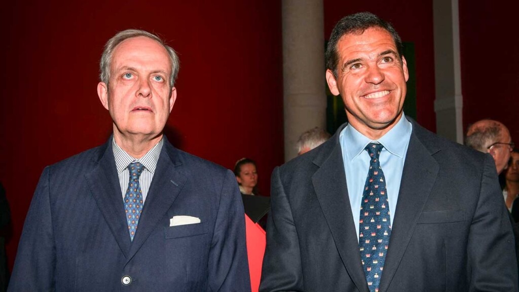 Le prince Jean d’Orléans et le prince Luis Alfonso de Bourbon au sacre de Charles X avec Stéphane Bern Le prince Jean d’Orléans et le prince Luis Alfonso de Bourbon au sacre de Charles X avec Stéphane Bern