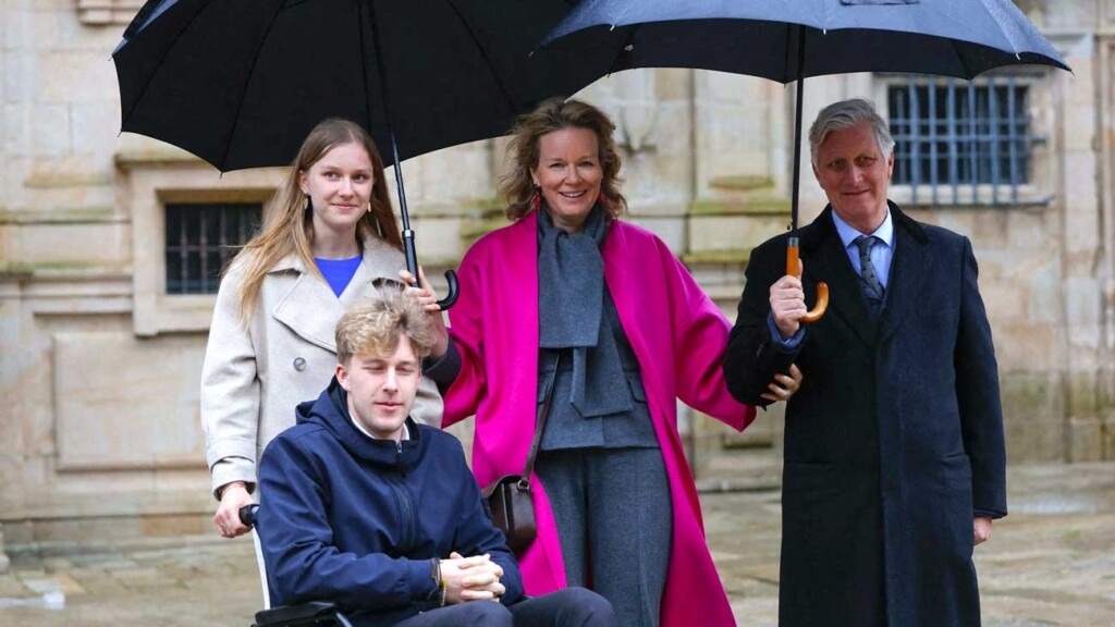 La famille royale belge sous la pluie pour la messe de la Cène à Saint-Jacques-de-Compostelle La famille royale belge sous la pluie pour la messe de la Cène à Saint-Jacques-de-Compostelle