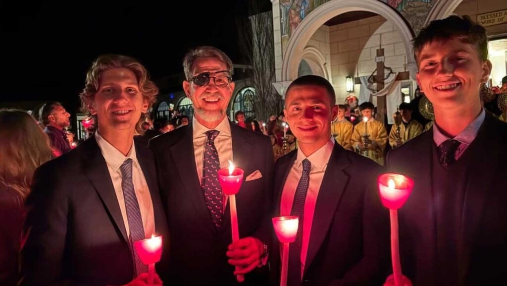 Le prince héritier Pavlos et ses fils assistent à la veillée pascale dans les Hamptons Le prince héritier Pavlos et ses fils assistent à la veillée pascale dans les Hamptons