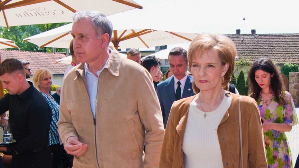 La famille royale valorise l’esprit roumain en présentant les artisans au château de Săvărșin La famille royale valorise l’esprit roumain en présentant les artisans au château de Săvărșin