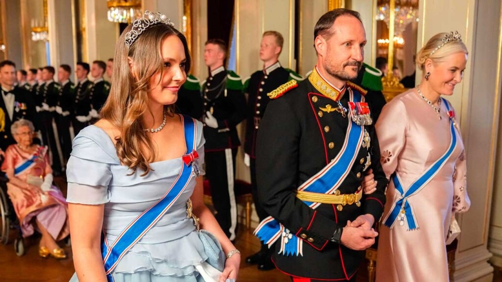 Lors de son premier dîner d’État, la princesse Ingrid Alexandra porte le diadème de sa majorité et les insignes de l’Ordre du Faucon Lors de son premier dîner d’État, la princesse Ingrid Alexandra porte le diadème de sa majorité et les insignes de l’Ordre du Faucon