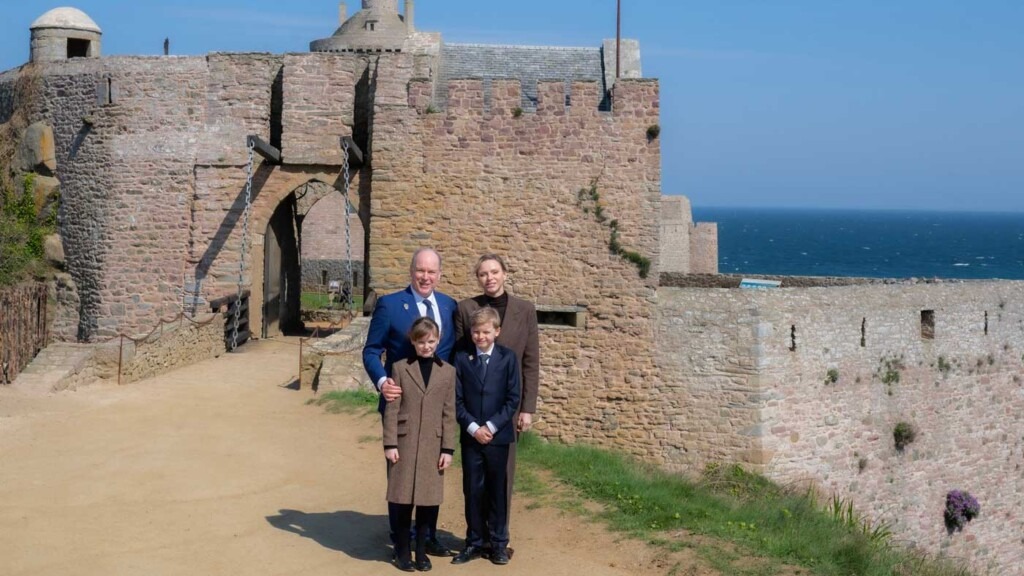 Le prince Albert II et ses enfants découvrent le fort breton hérité de leurs ancêtres Goyon de Matignon Le prince Albert II et ses enfants découvrent le fort breton hérité de leurs ancêtres Goyon de Matignon