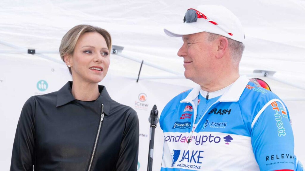 Le prince Albert II pédale pour une noble cause, avec le soutien de la princesse Charlène Le prince Albert II pédale pour une noble cause, avec le soutien de la princesse Charlène