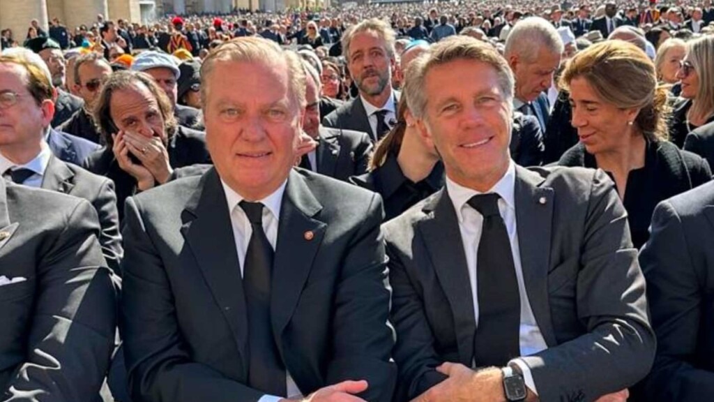 Le prince Emmanuel-Philibert de Savoie assiste aux funérailles du pape François avec le prince Charles de Bourbon Le prince Emmanuel-Philibert de Savoie assiste aux funérailles du pape François avec le prince Charles de Bourbon