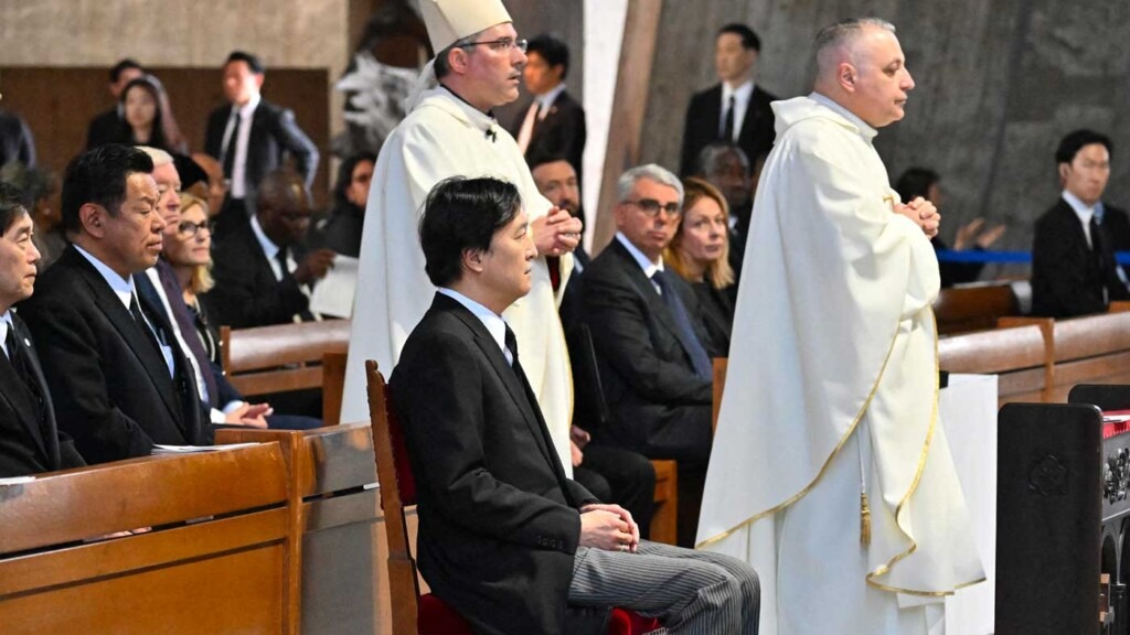 Le prince héritier japonais assiste à une messe en hommage au pape François à Tokyo Le prince héritier japonais assiste à une messe en hommage au pape François à Tokyo