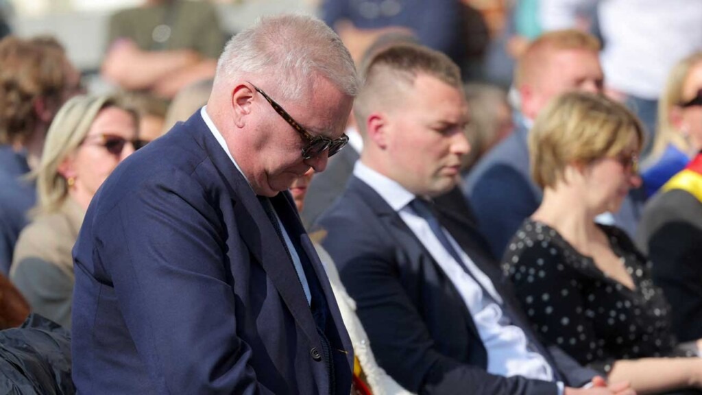 Le Prince Laurent honore Émilie Dequenne en se recueillant pendant la cérémonie Le Prince Laurent honore Émilie Dequenne en se recueillant pendant la cérémonie