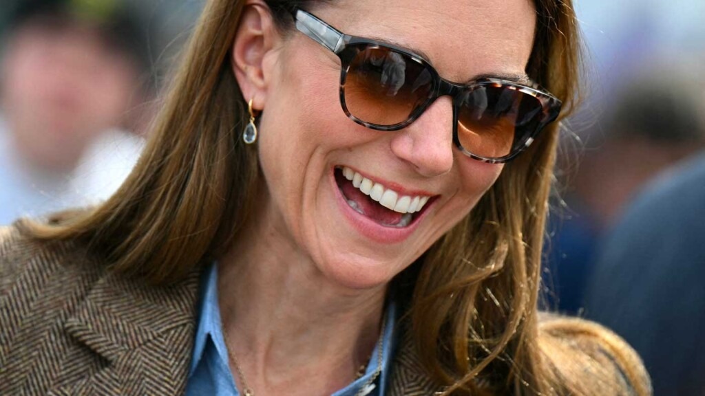 Pour ses 14 ans de mariage avec William, la princesse de Galles porte un collier en pensant à ses enfants Pour ses 14 ans de mariage avec William, la princesse de Galles porte un collier en pensant à ses enfants
