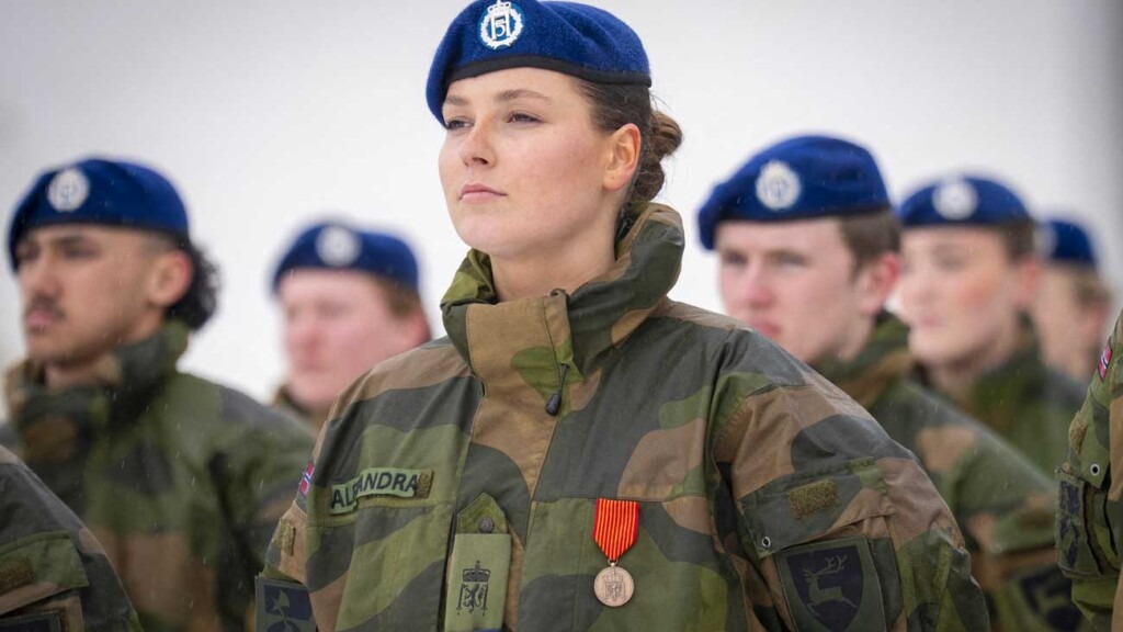 La princesse Ingrid Alexandra reçoit la médaille du Mérite après avoir achevé son service militaire, en présence de son père le roi Harald V La princesse Ingrid Alexandra reçoit la médaille du Mérite après avoir achevé son service militaire, en présence de son père le roi Harald V
