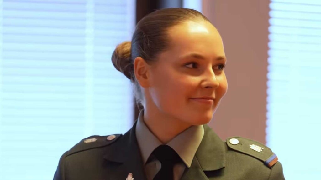 La princesse Ingrid Alexandra reçoit une tenue traditionnelle de Målselv après avoir achevé son service militaire La princesse Ingrid Alexandra reçoit une tenue traditionnelle de Målselv après avoir achevé son service militaire