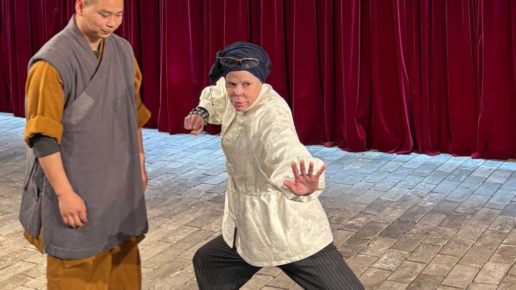 La princesse Kalina explore le temple Shaolin en Chine avant d’y envoyer son fils pour s’exercer La princesse Kalina explore le temple Shaolin en Chine avant d’y envoyer son fils pour s’exercer