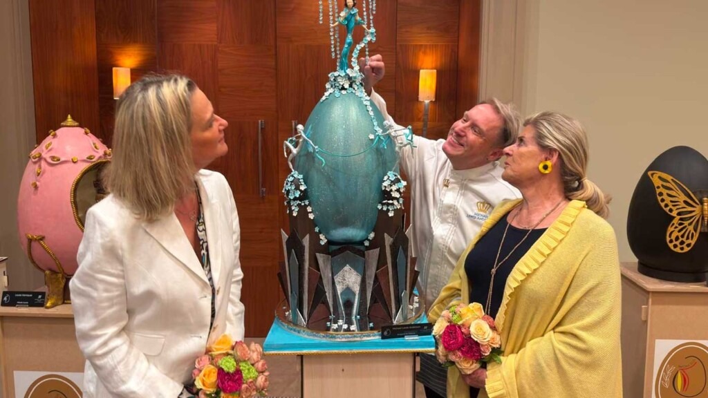 Les princesses Delphine et Léa admirent des œufs de Pâques Art déco créés par des chocolatiers belges Les princesses Delphine et Léa admirent des œufs de Pâques Art déco créés par des chocolatiers belges