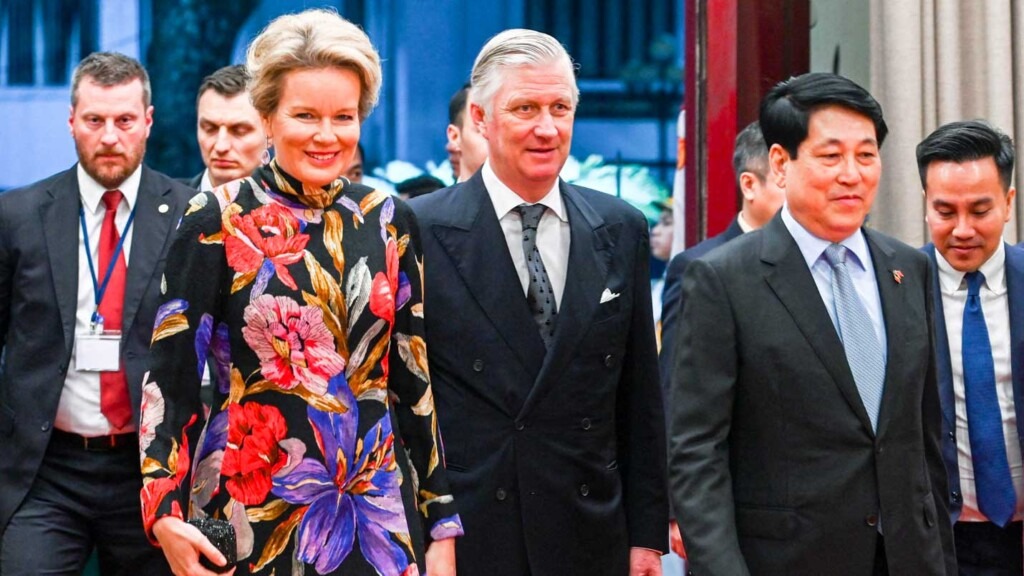 La reine Mathilde porte une broche en saphirs en forme de libellule lors d’un dîner d’État au Vietnam La reine Mathilde porte une broche en saphirs en forme de libellule lors d’un dîner d’État au Vietnam