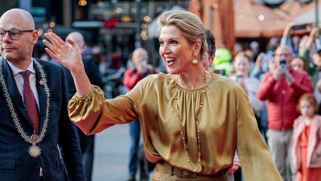 La reine Máxima porte une tenue dorée pour célébrer 100 ans de physique quantique La reine Máxima porte une tenue dorée pour célébrer 100 ans de physique quantique