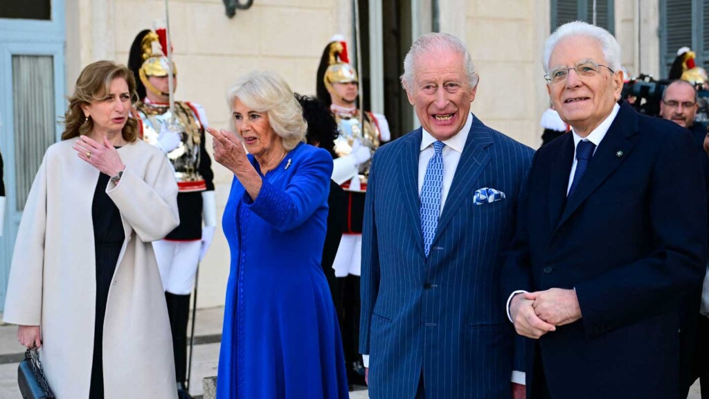 Le roi Charles III et la reine Camilla ont été reçus à Rome par le président Mattarella avec un défilé aérien Le roi Charles III et la reine Camilla ont été reçus à Rome par le président Mattarella avec un défilé aérien
