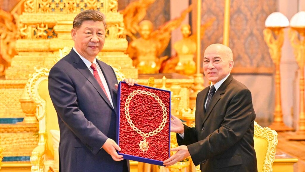 Le roi Norodom Sihamoni remet le grand collier de l’Ordre national de l’Indépendance à Xi Jinping après sa rencontre avec la reine mère Monineath Le roi Norodom Sihamoni remet le grand collier de l’Ordre national de l’Indépendance à Xi Jinping après sa rencontre avec la reine mère Monineath