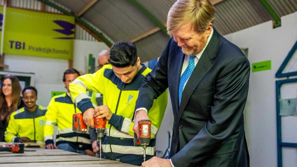 Le roi Willem-Alexander rencontre des demandeurs d’emploi en reconversion dans le bâtiment Le roi Willem-Alexander rencontre des demandeurs d’emploi en reconversion dans le bâtiment