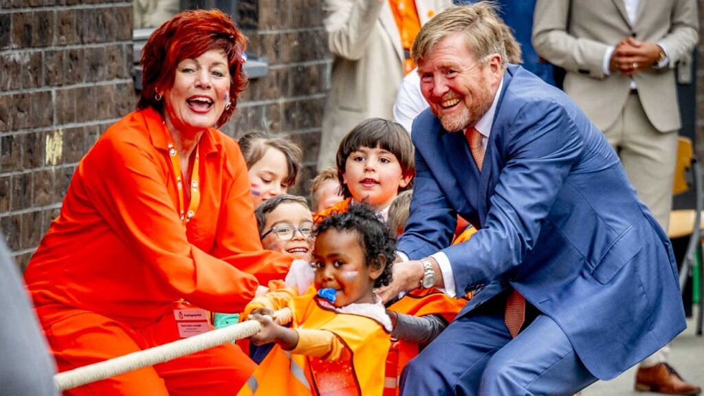 Le roi Willem-Alexander et la reine Máxima lancent les Jeux du Roi avec tir à la corde et badminton Le roi Willem-Alexander et la reine Máxima lancent les Jeux du Roi avec tir à la corde et badminton