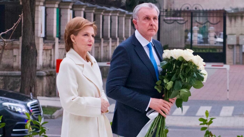 Margareta de Roumanie devant la statue récemment érigée de la reine Marie en Moldavie Margareta de Roumanie devant la statue récemment érigée de la reine Marie en Moldavie