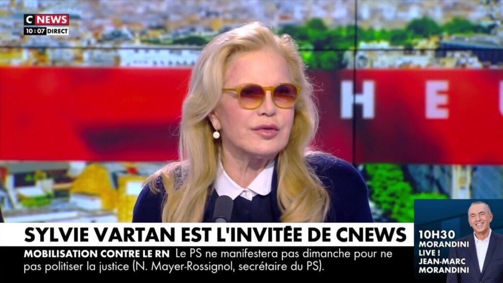 Ilona Smet enceinte : Sylvie Vartan annonce à Pascal Praud une possible seconde grossesse ? Ilona Smet enceinte : Sylvie Vartan annonce à Pascal Praud une possible seconde grossesse ?