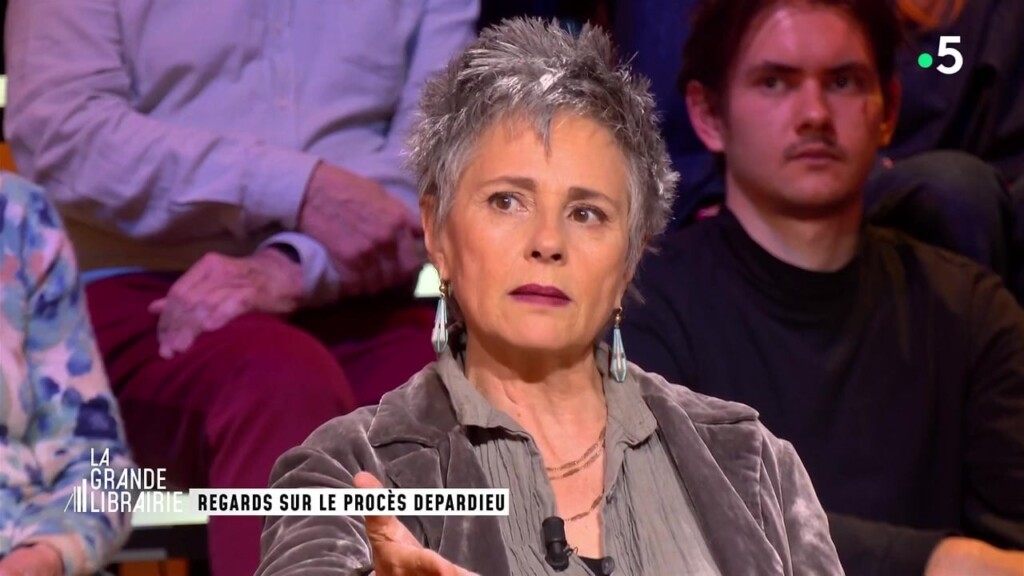 Anouk Grinberg exprime une colère glaciale, alors que Gérard Depardieu en subit les conséquences Anouk Grinberg exprime une colère glaciale, alors que Gérard Depardieu en subit les conséquences