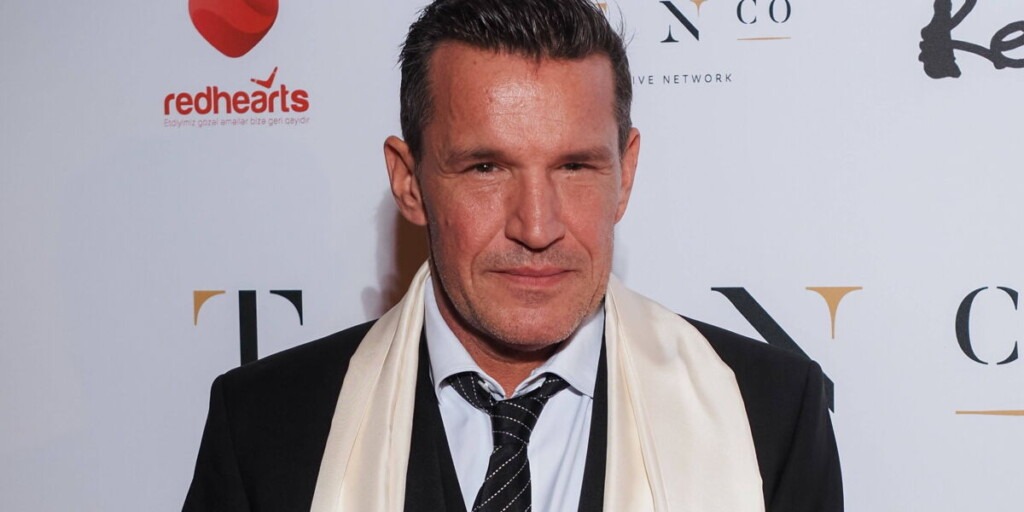 Benjamin Castaldi partage comment sa main a été gravement blessée par un hélicoptère télécommandé Benjamin Castaldi partage comment sa main a été gravement blessée par un hélicoptère télécommandé