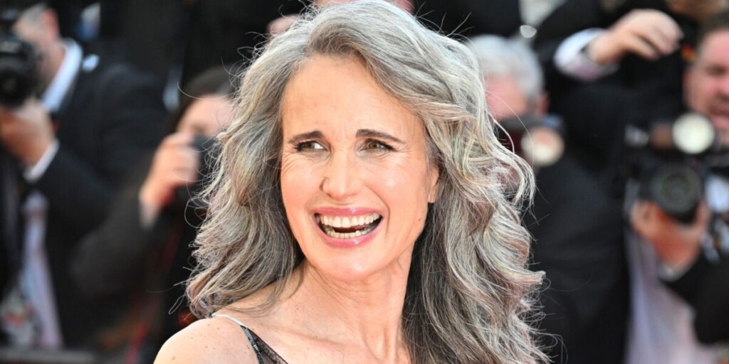 Festival de Cannes 2025 : Andie MacDowell défie les normes en portant une robe de nuit sur le tapis rouge Festival de Cannes 2025 : Andie MacDowell défie les normes en portant une robe de nuit sur le tapis rouge