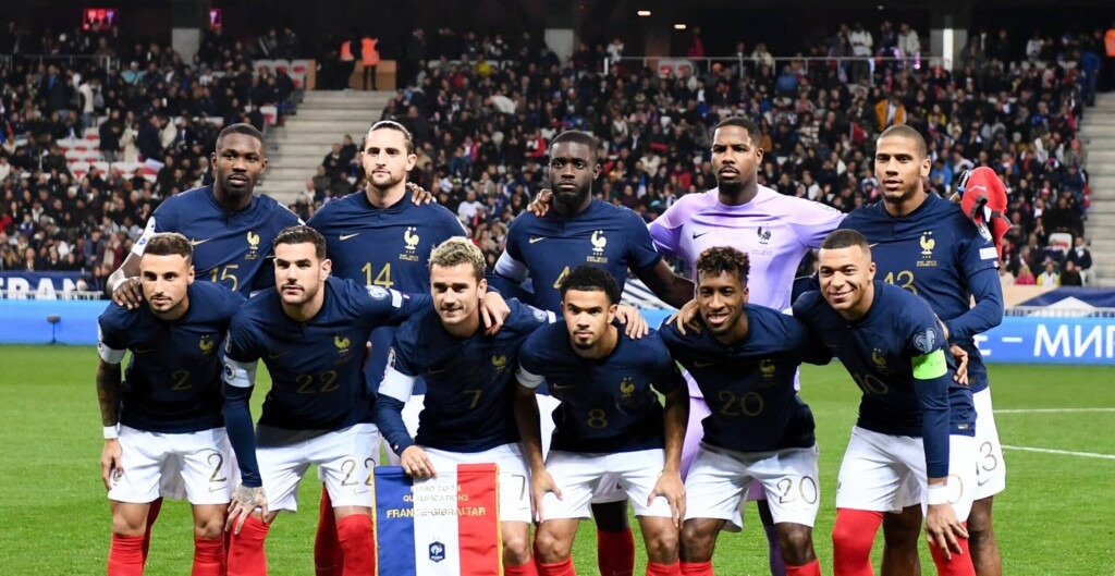 Un joueur de l’équipe de France dénonce l’homophobie : ses coéquipiers refusent d’en parler Un joueur de l’équipe de France dénonce l’homophobie : ses coéquipiers refusent d’en parler