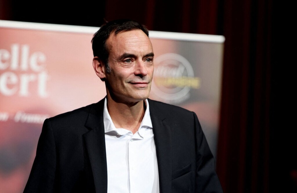 Anthony Delon à Douchy : découvrez une chambre avec vue piscine, salle de bain et cuisine, ambiance garantie Anthony Delon à Douchy : découvrez une chambre avec vue piscine, salle de bain et cuisine, ambiance garantie